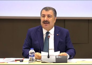 Fahrettin Koca: Üst solunum yolu şikayetiyle müracaat eden 15 kişiden 1’i Covid