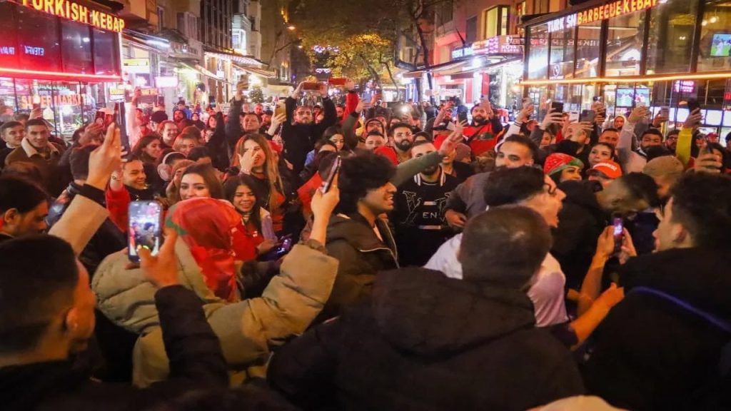 Faslılar Dünya Kupası yarı finalini Taksim'de kutluyor