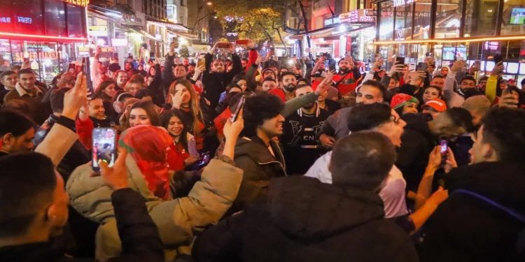 Faslılar Dünya Kupası yarı finalini Taksim'de kutluyor