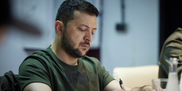 Financial Times, Ukrayna Devlet Başkanı Volodomir Zelenski'yi 'Yılın Kişisi' seçti