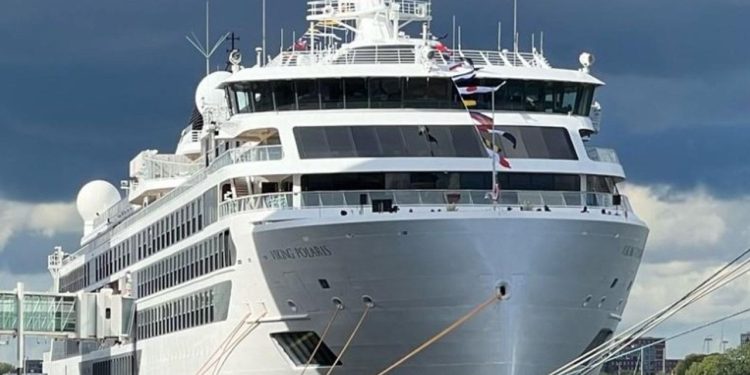 Fırtınaya yakalanan yolcu gemisine dev dalga vurdu: Bir ölü, dört yaralı