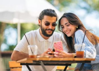 Psikologlar, ekonomik krizin ortasında ilişkilerini ayakta tutmak isteyen çiftlere para mevzularını konuşmalarını tavsiye ediyor. Ancak yeni tanışan, henüz flört aşamasında olan kişiler için geçim sıkıntısı daha büyük açmazlara yol açabiliyor.