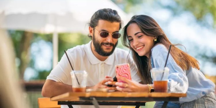 Psikologlar, ekonomik krizin ortasında ilişkilerini ayakta tutmak isteyen çiftlere para mevzularını konuşmalarını tavsiye ediyor. Ancak yeni tanışan, henüz flört aşamasında olan kişiler için geçim sıkıntısı daha büyük açmazlara yol açabiliyor.