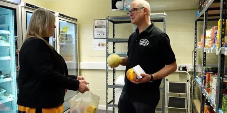 Galler'de bir yardım kuruluşu görevlisi, insanların yoksulluktan evcil hayvan maması yediğine tanık olduğunu söyledi