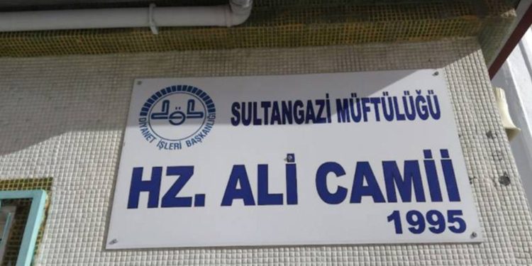 Gönüllü müezzin 'namazı yanlış kıldırıyor' diyen kişiyi bıçakladı