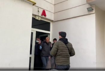 Diyarbakır'da gözaltına alınan ve emniyette tutulan DBP Eş Genel Başkanı Keskin Bayındır, avukatları aracılığıyla “Kürt halkına kimse boğun eğdiremez” diye mesaj yolladı.