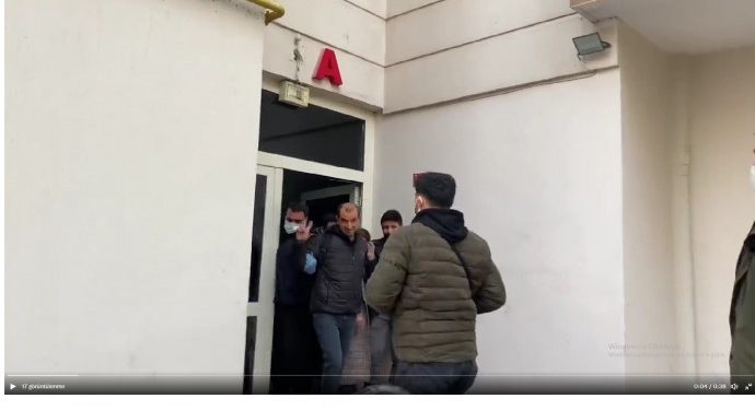 Diyarbakır'da gözaltına alınan ve emniyette tutulan DBP Eş Genel Başkanı Keskin Bayındır, avukatları aracılığıyla “Kürt halkına kimse boğun eğdiremez” diye mesaj yolladı.