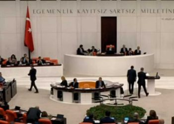 HDP’li Habip Eksik, koltuk değnekleriyle Meclis kürsüsünde