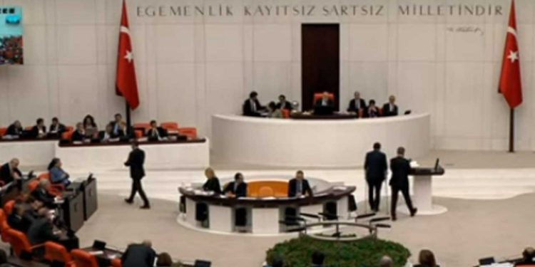 HDP’li Habip Eksik, koltuk değnekleriyle Meclis kürsüsünde