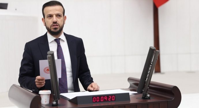 Genel Kurul’da konuşan HDP’li Hüseyin Kaçmaz, Türkiye’de Kürt sorunu değil, ırkçı, faşist etnik Türkçü bir zihniyet sorunun olduğunu söyledi. Kaçmaz, Kürtlerin başka halklarla kardeş değil eşit olmak istediğini kaydetti.