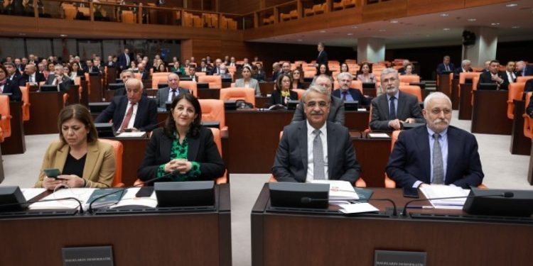 HDP'yi hedef alan Oktay'a tepki: Yeminli Kürt düşmanısınız