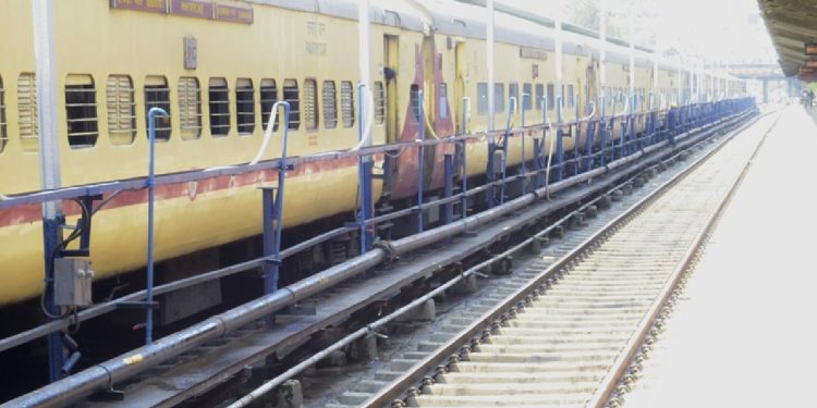 Hindistan’da işe alınacakları vaadiyle kandırılan 28 kişi 1 ay boyunca tren saydı