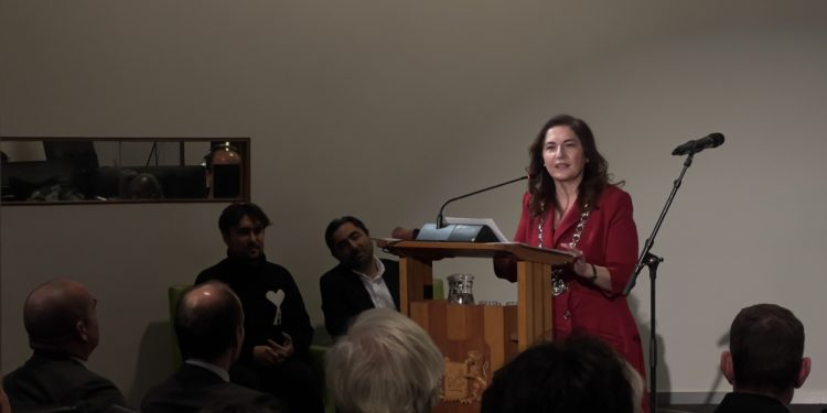 Hollanda’da ilk: Adanalı Huri Şahin, belediye başkanı oldu