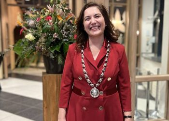 Hollanda'nın ilk Türk kökenli Belediye Başkanı Huri Şahin, yemin ederek görevine başladı