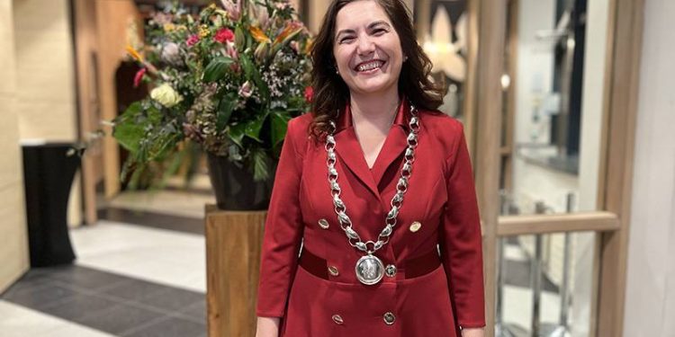 Hollanda'nın ilk Türk kökenli Belediye Başkanı Huri Şahin, yemin ederek görevine başladı