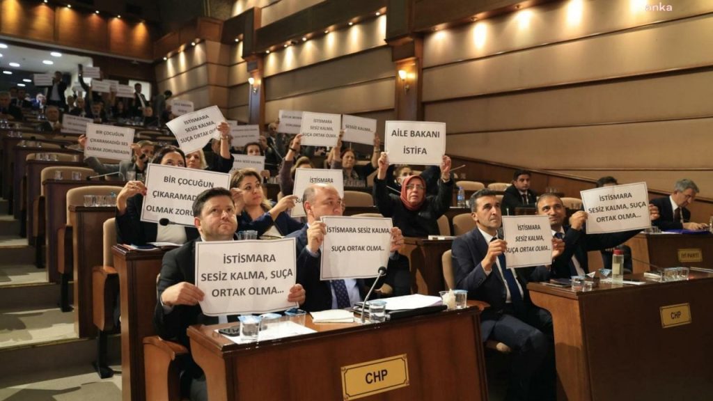 İBB Meclisi'nde çocuğa istismar protestosu: Sessiz kalma