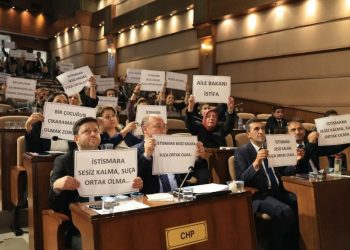 İBB Meclisi'nde çocuğa istismar protestosu: Sessiz kalma