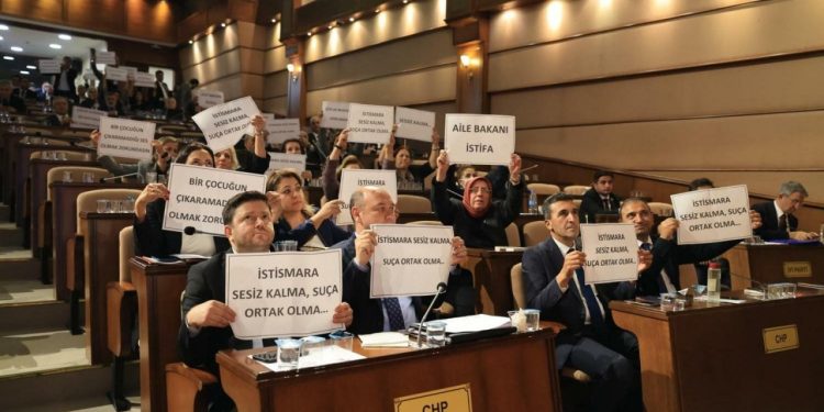 İBB Meclisi'nde çocuğa istismar protestosu: Sessiz kalma