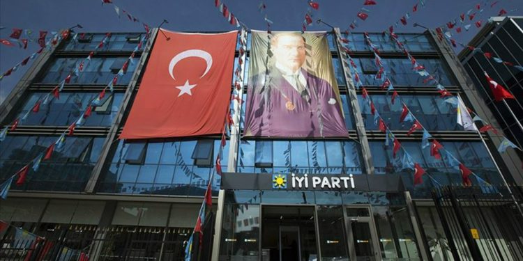 İYİ Parti'den yeni yıl videosu: 'O sene bu sene olsun'