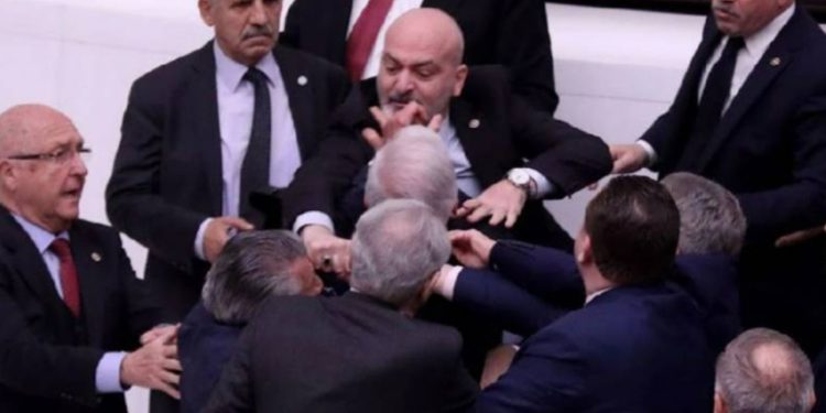 İYİ Partili Yokuş: Kavga eden, saldırgan vekiller Tayyip Bey’den itibar görüyor!