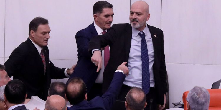 İYİ Partili ismi hastanelik eden AKP’li Işık’ın meclis karnesi: Üç konuşma, bir yumruklu saldırı