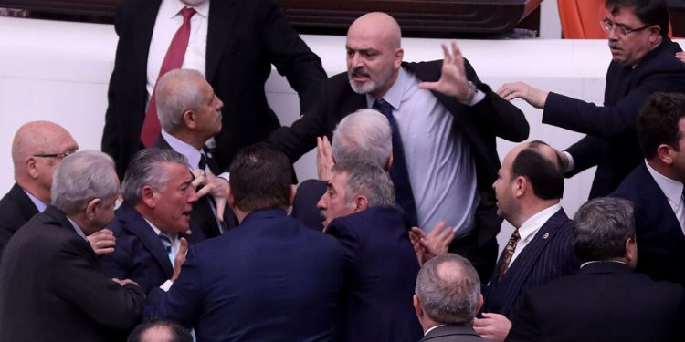 İYİ Partili vekili yoğun bakımlık yapan AKP’li Işık: Özür dilemeyeceğim