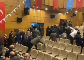 İYİ Parti’nin ilçe kongresinde yumruklar konuştu