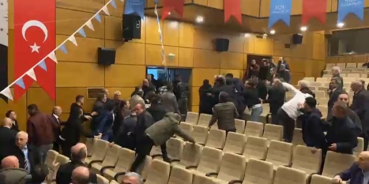 İYİ Parti’nin ilçe kongresinde yumruklar konuştu