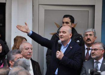 İçişleri Bakanı Süleyman Soylu “İlk kez dünyayı böyle yakaladık. Nereye gideceğini bilmeyen, yönsüz ve vizyonsuz bir şekilde yakaladık. İlk kez Batı liderlerini ne yapacaklarını bilmeyecek bir şekilde yakaladık. Bize hava atıyorlardı. ‘Biz 50-100 yıllık planlar yaparız, biz şöyleyiz, biz böyleyiz’ diye, şimdi bu kışın soğuktan ne yapacağınızı bilmiyorsunuz” diye konuştu.