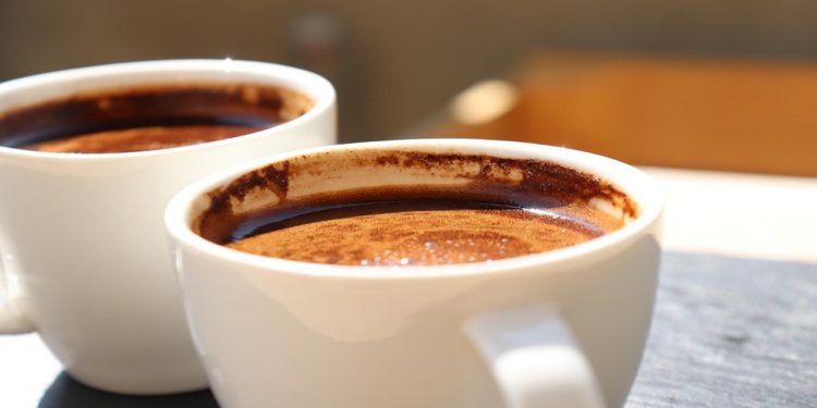 İçtiğiniz kahvenin tüm faydasını yok ediyormuş  - Bundan sonra asla yapmayın