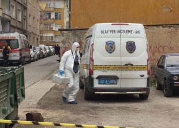 İki kızını bıçaklayarak öldürdü