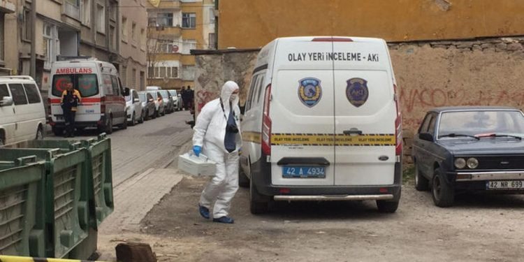 İki kızını bıçaklayarak öldürdü