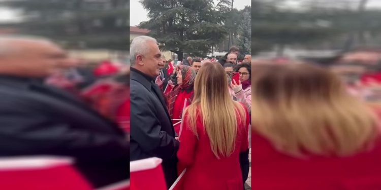 İlk kadın mitinginin yapıldığı kentte CHP'li Nazlıaka'nın konuşmasına engel: Vali, 'buranın düzeni var' dedi