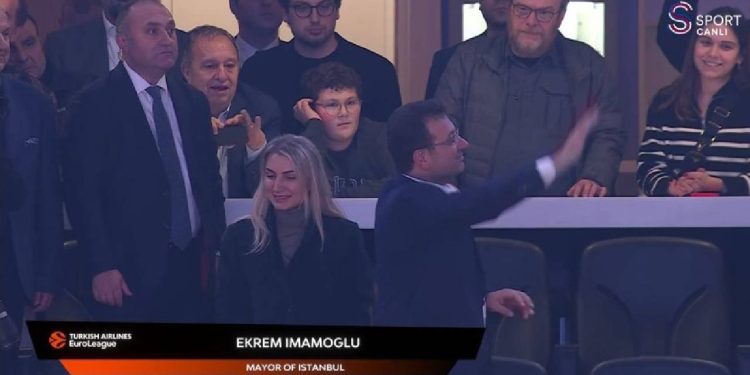 İmamoğlu Anadolu Efes-Baskonia maçında: Taraftar dakikalarca alkışladı