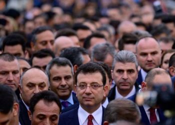 İBB Başkanı Ekrem İmamoğlu hakkında verilen kararla ilgili hukuki sürecin nasıl işleyeceği ve sonuçları ne olacağı merak ediliyor. Hukukçu Turgut Kazan, kararın hukuki boyutunu BBC Türkçe'ye yorumladı.