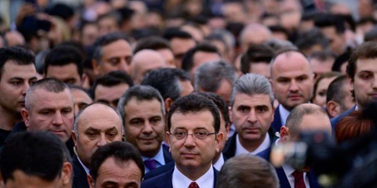 İBB Başkanı Ekrem İmamoğlu hakkında verilen kararla ilgili hukuki sürecin nasıl işleyeceği ve sonuçları ne olacağı merak ediliyor. Hukukçu Turgut Kazan, kararın hukuki boyutunu BBC Türkçe'ye yorumladı.