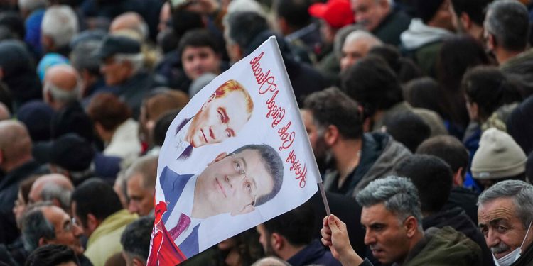 İmamoğlu için Saraçhane’de ‘demokrasi nöbeti’