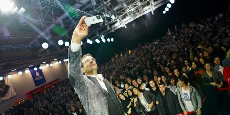 İmamoğlu, yılbaşı etkinliğinde gençlerle buluştu: Hem güçlü bir demokrasi, hem Cumhuriyet, bunu başarmalıyız