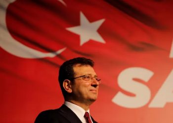 İstanbul Büyükşehir Belediye Başkanı Ekrem İmamoğlu hakkında “ahmak” davası nedeniyle verilen 2 yıl 7 ay 15 günlük hapis cezası ve “siyasi yasak” kararının, Türkiye’nin en kritik seçimlerine aylar kala siyasi dengeleri nasıl etkileyeceği sorusu, gündemin ön sıralarına taşındı.