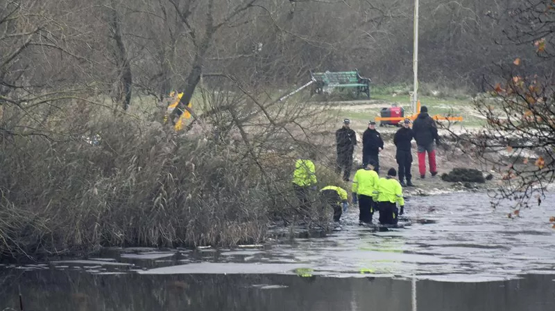 İngiltere'de Birmingham yakınlarındaki Solihull kasabasında, yaşları 8 ile 11 arasında değişen 3 çocuk, üzeri buz tutan gölde oynarken boğularak yaşamını yitirdi. Gölden kurtarılan 6 yaşındaki diğer çocuğun ise durumunun kritik olduğu açıklandı.