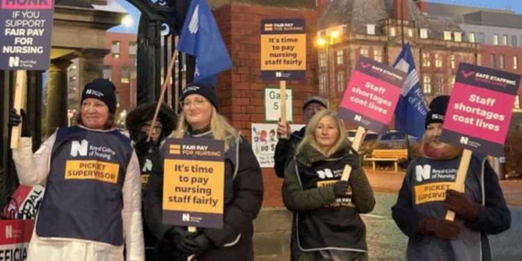 İngiltere'de hemşireler bir hafta içinde ikinci kez grevde