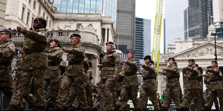 İngiltere'de sağlık çalışanlarından grev: 'Ordu devreye girebilir'