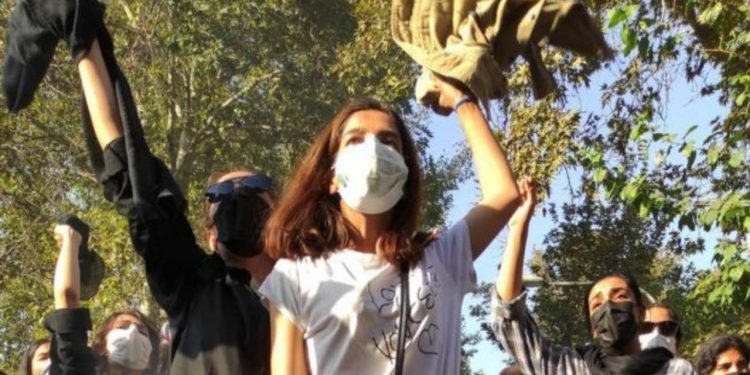 İran, zorunlu başörtüsü üzerine yasal düzenleme yapılacağını açıkladı