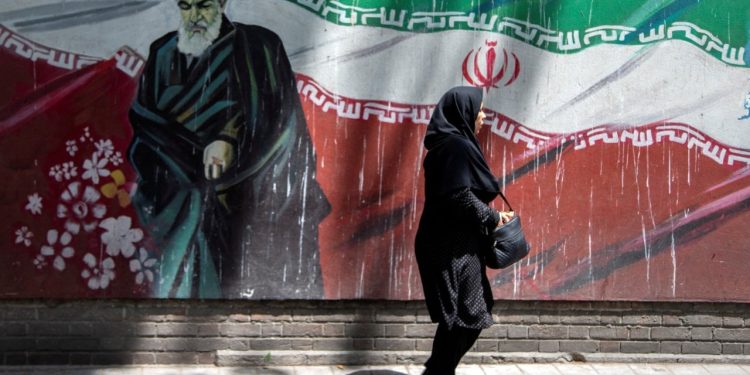 İran'da 'ahlak polisi' kaldırıldı, 'kadınları yargı izleyecek'