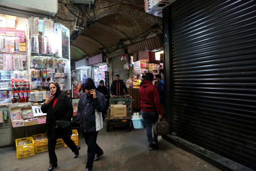 İran’da gömlek veya ayakkabı satıp et ve pirinç almaya çalışanlar çoğalıyor