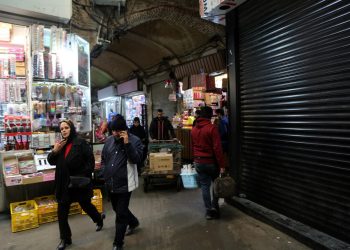 İran’da gömlek veya ayakkabı satıp et ve pirinç almaya çalışanlar çoğalıyor