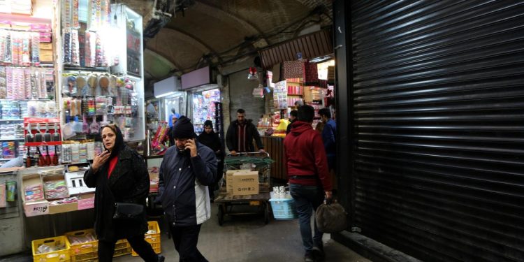 İran’da gömlek veya ayakkabı satıp et ve pirinç almaya çalışanlar çoğalıyor