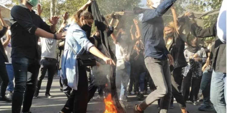İran’da 1979 devriminden bu yana yaşanan en uzun soluklu hükümet karşıtı protestolar 100. gününe girdi.