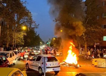 İran'daki eylemlerde çöp kutusu yakmaktan idam alan genç yeniden yargılanacak