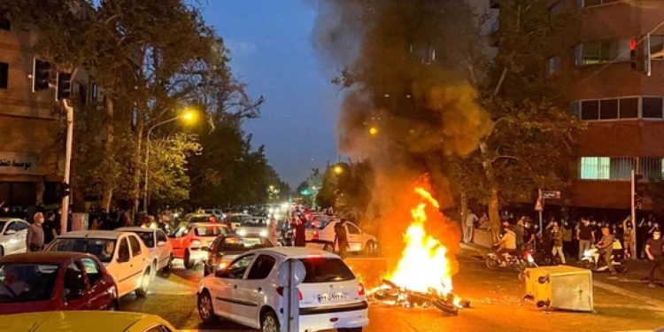 İran'daki eylemlerde çöp kutusu yakmaktan idam alan genç yeniden yargılanacak